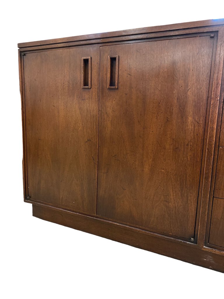 Milo Baughman Walnut Credenza 90 x 30,5 x 19 with Open Shelves and 2 Door Cabinet (found as-is)