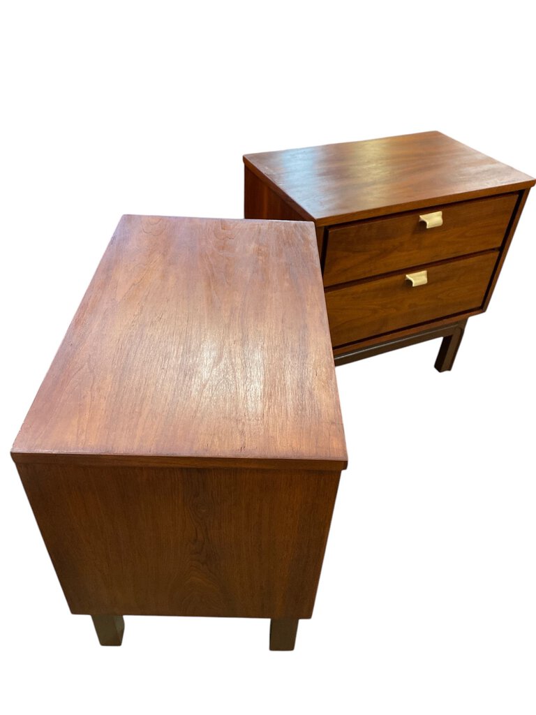 Mid Century Pair of Nightstands in Restored Patina (Set of 2)