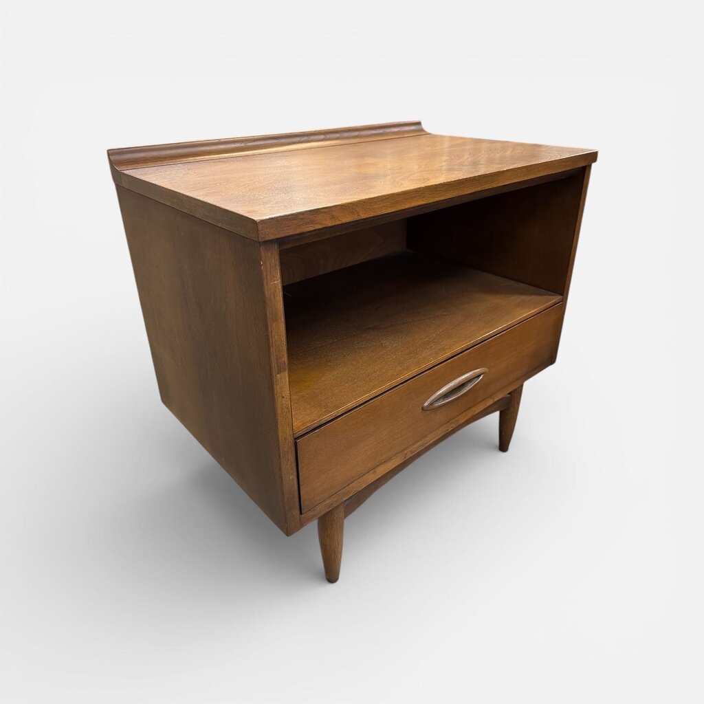 Mid Century Pair of Broyhill Sculptra Nightstands in Walnut (Set of 2)